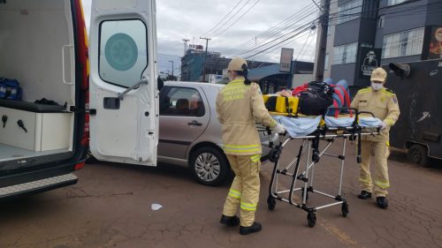 Em mais um acidente entre carro e moto, mulher fica ferida no Universitário