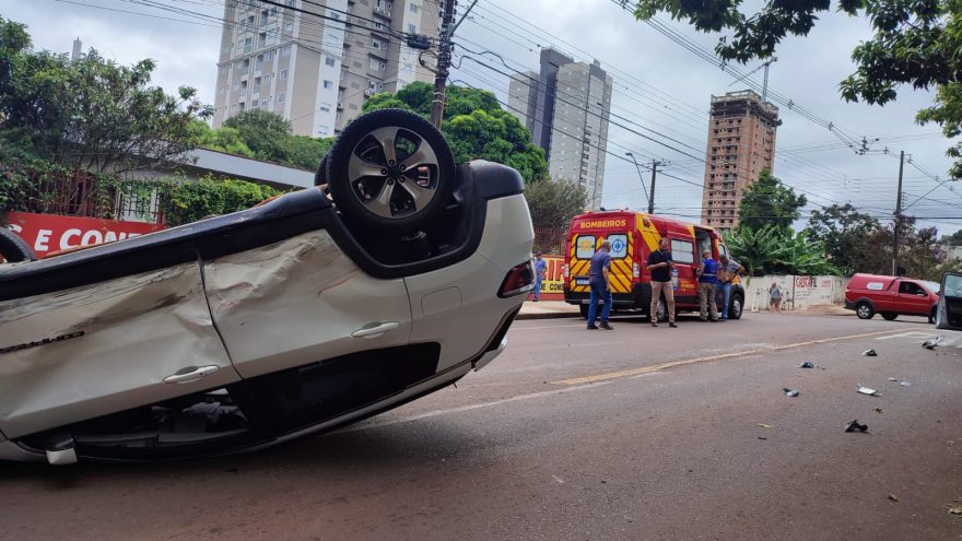 Colisão seguida de capotamento é registrada no Centro de Cascavel
