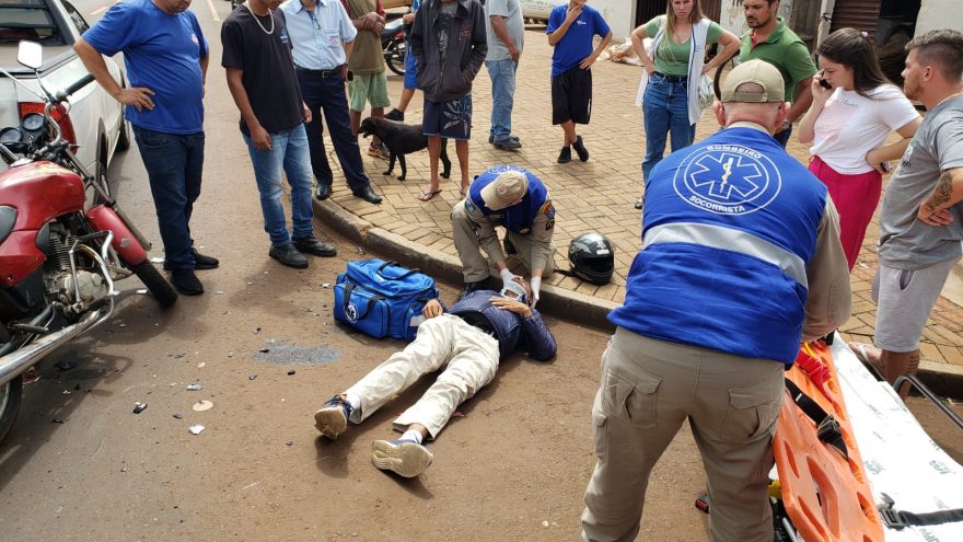 Motociclista tem lesão na cabeça após colisão na Avenida Piquiri