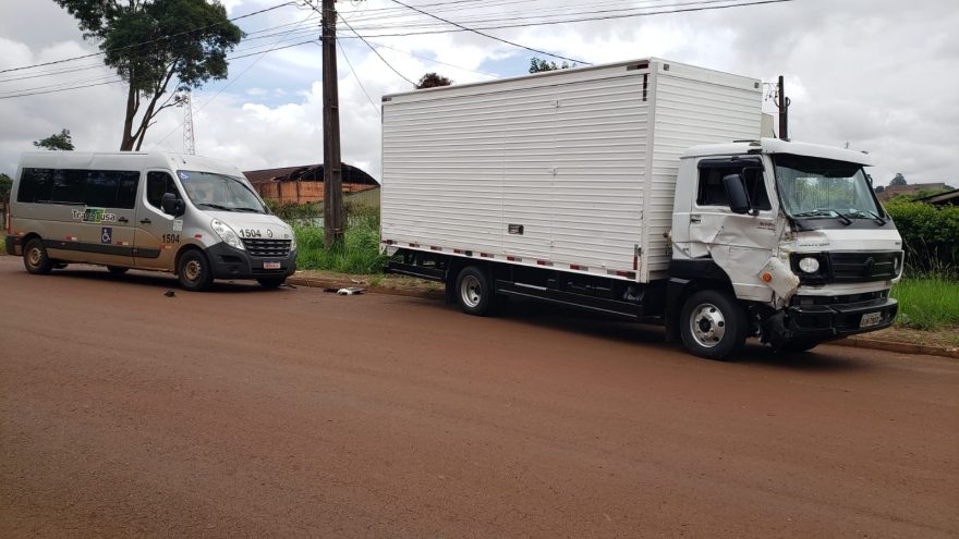 Passageira de van fica ferida após acidente com caminhão