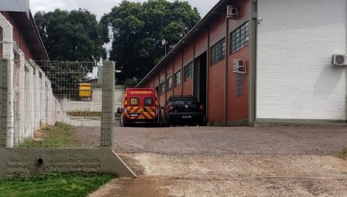 Homem sofre lesão física e precisa ser atendido pelo Siate