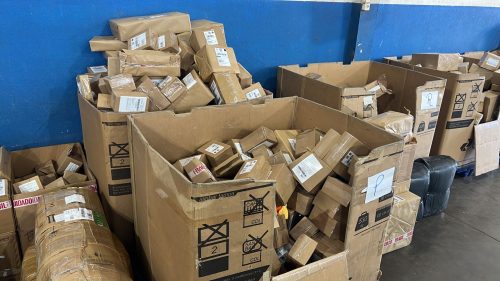 Em operação nos correios de Londrina, Receita Federal retém cerca de R$ 1,7 milhão em mercadorias irregulares Imagem referente a Em operação nos correios de Londrina, Receita Federal retém cerca de R$ 1,7 milhão em mercadorias irregulares