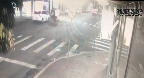 Câmera registra acidente na Rua São Paulo com Rua Souza Naves