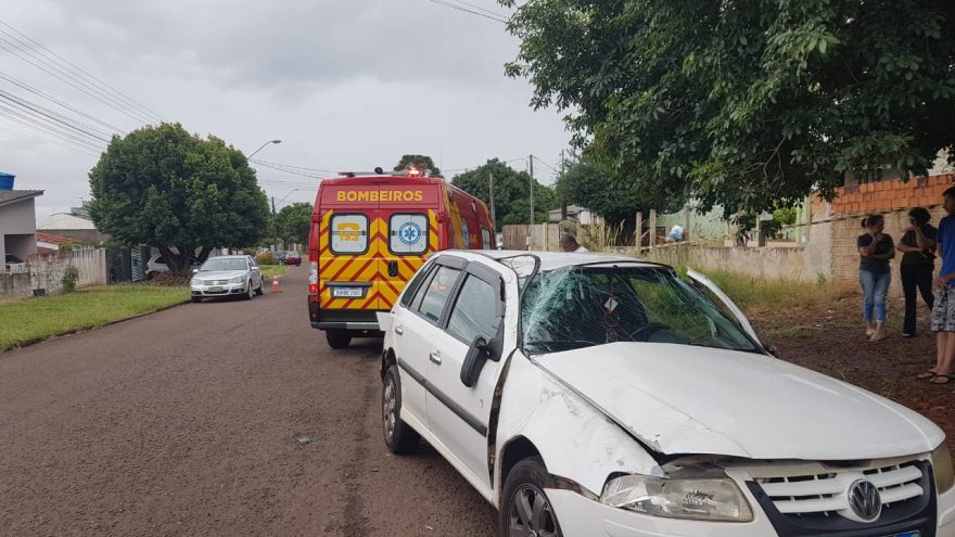 Mulher fica ferida após Gol capotar no Bairro Morumbi