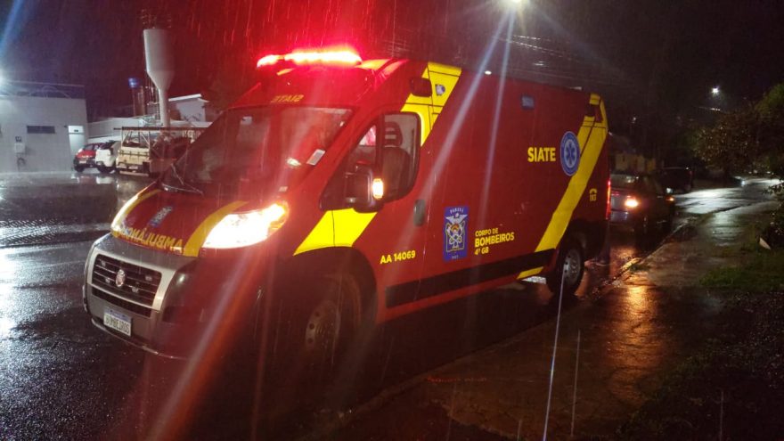 Motociclista fica ferida em acidente na Rua Souza Naves Sul