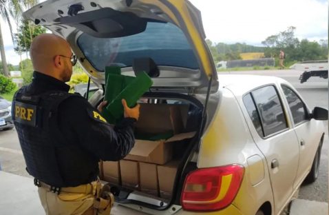 Sandero que saiu de Cascavel é apreendido com 225 kg de maconha na BR-277