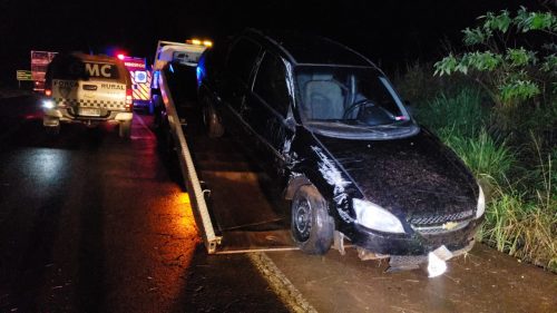 Jovem capota o carro na rodovia BR-467 em Cascavel e é socorrida pelo Siate