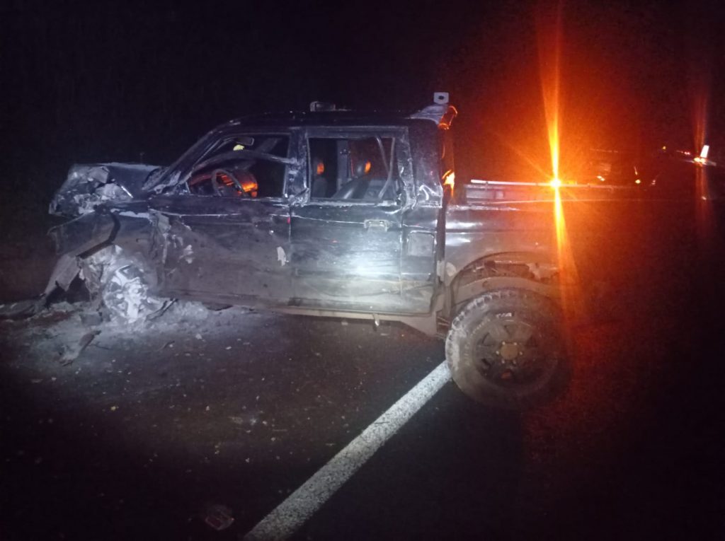 Caminhonete pega fogo após colisão com britem na BR-277, em Guaraniaçu