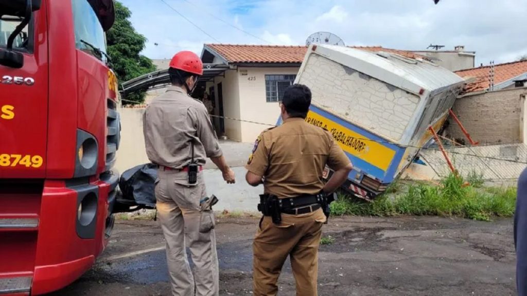 Ônibus desgovernado invade residência em Apucarana; veja o vídeo