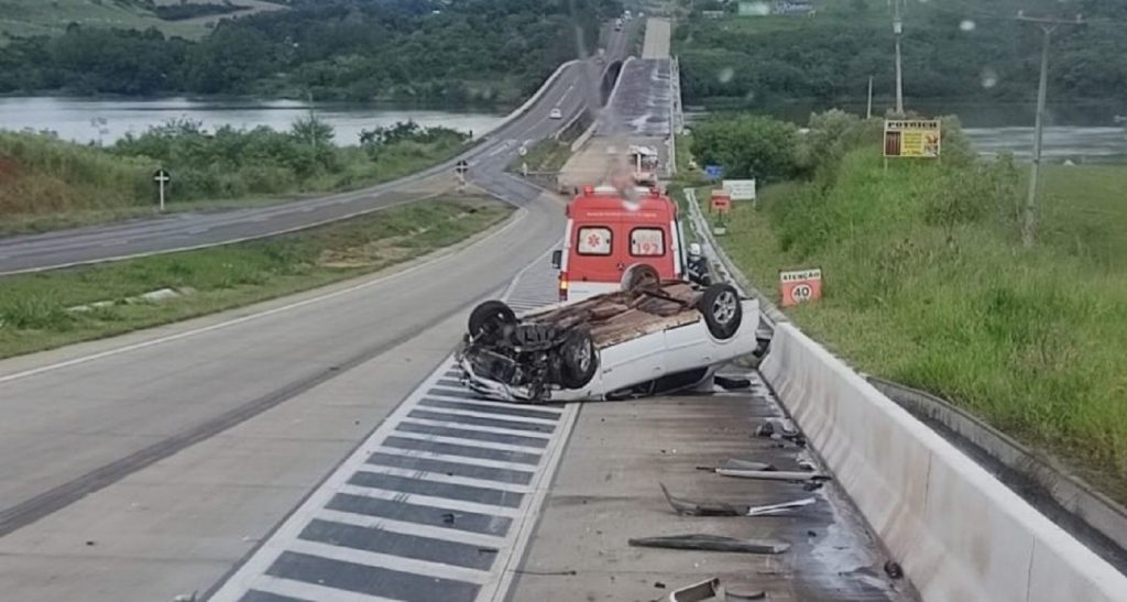 Capotamento é registrado na BR 163 em Capitão Leônidas Marques