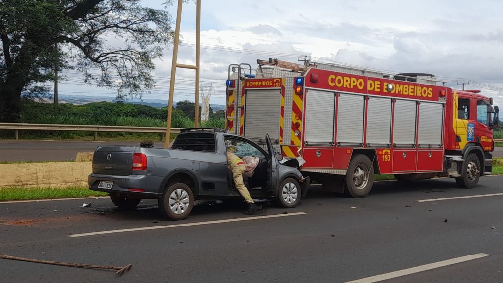 Motorista não percebe equipes de resgate e bate em caminhão do Corpo de Bombeiros em Maringá Motorista não percebe equipes de resgate e bate em caminhão do Corpo de Bombeiros em Maringá