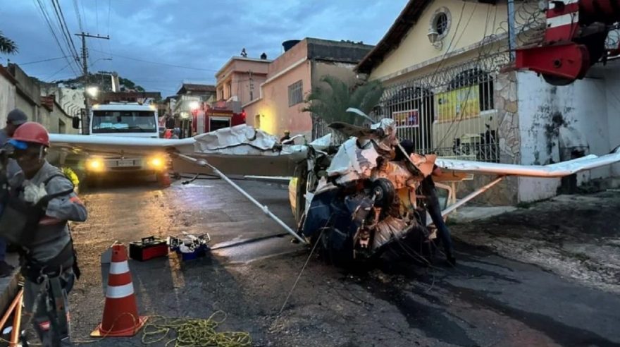 Bombeiros finalizam retirada de destroços de avião após queda em BH; piloto morreu e filha segue internada
