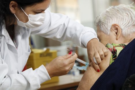 Cascavel libera vacinação de bivalente para idosos acima de 60 anos nesta quarta-feira (15)