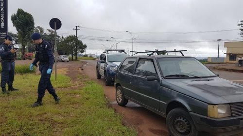 Veículo com registro de furto é encontrado, abandonado, na Avenida Barão do Rio Branco