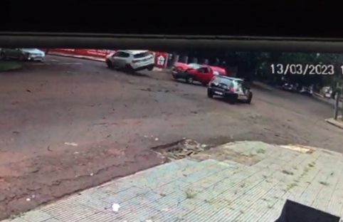Vídeo mostra Jeep capotando em colisão com três veículos no Centro