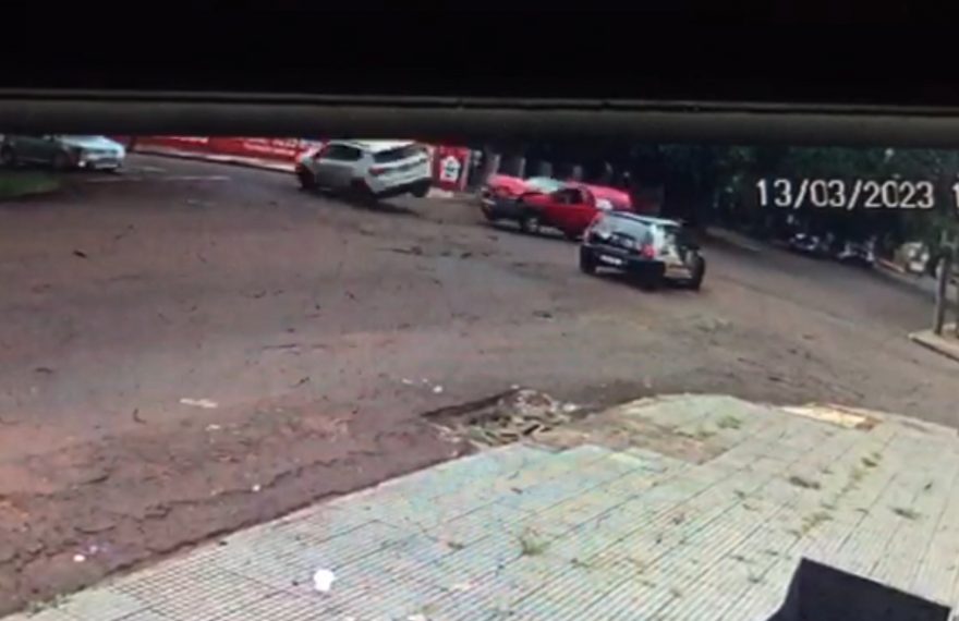 Vídeo mostra Jeep capotando em colisão com três veículos no Centro