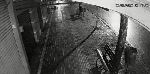 Câmera registra coletor de lixo urinando na porta de estabelecimento