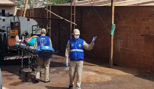 Homem tem suspeita de fratura após cair de caminhão