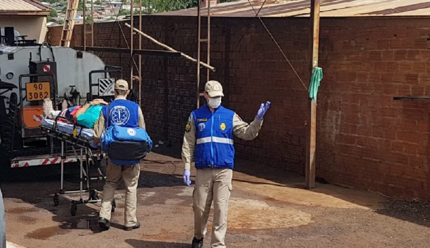 Homem tem suspeita de fratura após cair de caminhão