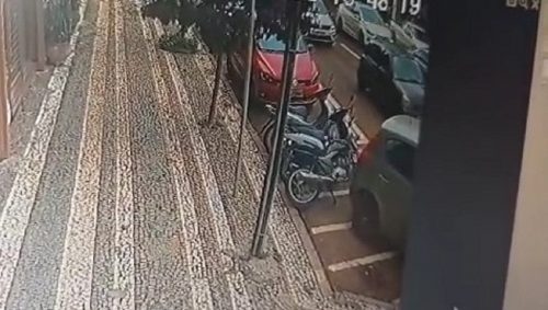 Pessoa tenta estacionar e colide contra motocicletas no Centro