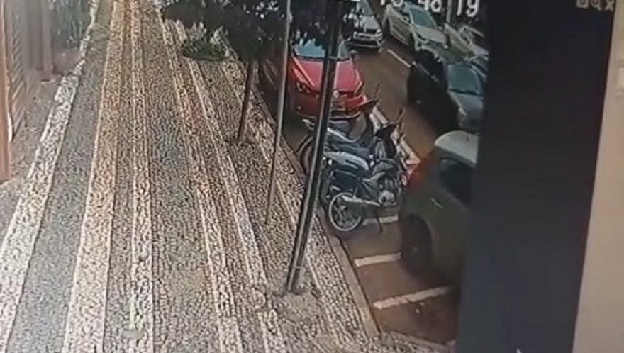 Pessoa tenta estacionar e colide contra motocicletas no Centro