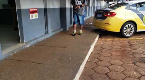 Homem é detido após praticar furto em farmácia