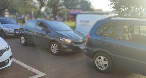 Três veículos se envolvem em engavetamento na Rua Jacarezinho
