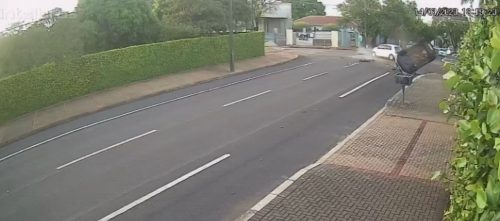 Imagem referente a Câmeras registram capotamento na Rua Maranhão esquina com Marechal Cândido Rondon