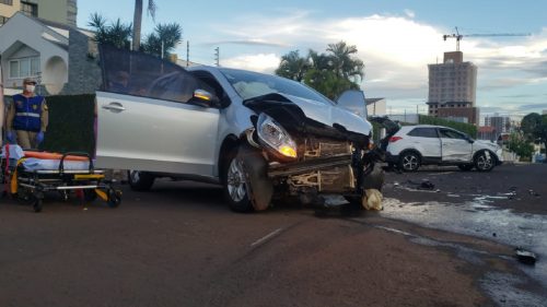 Creta capota após colisão no Bairro Neva