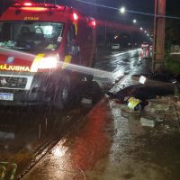 Imagem referente a Motociclista morre após colidir contra mureta e poste na Rua Rio da Paz