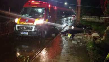 Imagem referente a Motociclista morre após colidir contra mureta e poste na Rua Rio da Paz