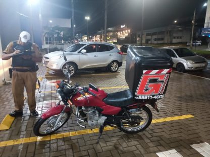 Motociclista faz conversão irregular na Av. Carlos Gomes e tem moto apreendida