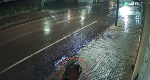 Imagens flagram tentativa de furto a hidrante no centro