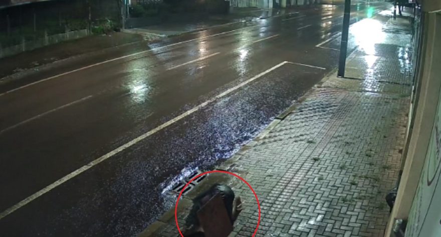 Imagens flagram tentativa de furto a hidrante no centro