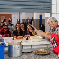 Merendeira venezuelana faz sucesso no comando da cozinha de escola da rede estadual