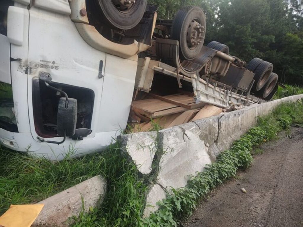 Motorista perde controle e carreta tomba na Serra do Cadeado, em Mauá da Serra Motorista perde controle e carreta tomba na Serra do Cadeado, em Mauá da Serra