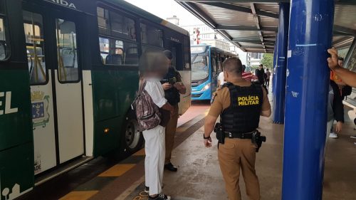 Homem tenta puxar papo com jovem em ônibus, ‘não é correspondido’ e a agride utilizando a mochila