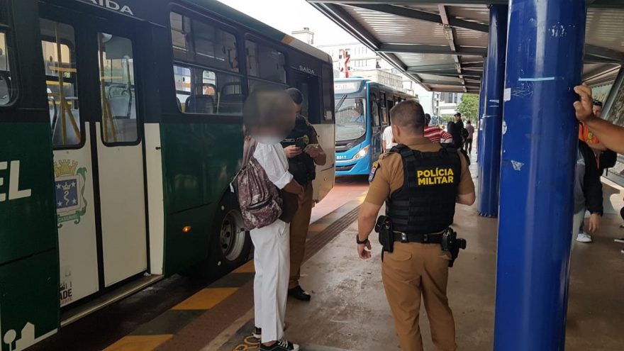 Homem tenta puxar papo com jovem em ônibus, ‘não é correspondido’ e a agride utilizando a mochila