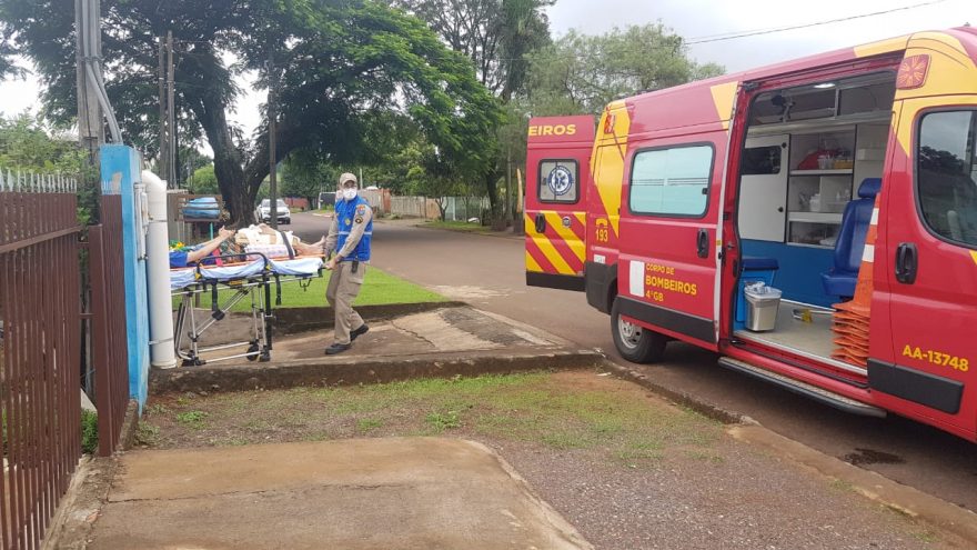 Adolescente sofre queda e tem luxação no joelho