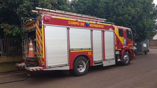 Fogo colocado em churrasqueira se espalha para estrutura externa e Bombeiros combatem incêndio