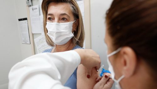 Público de 60 anos ou mais começa a receber vacina bivalente