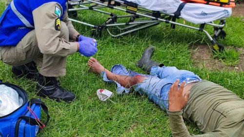 Ciclista e motociclista ficam feridos após acidente no Coqueiral
