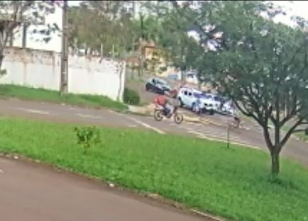 Vídeo mostra momento em que ciclista é atingido em cheio por moto