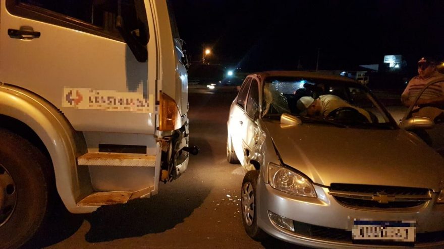 Carro de passeio e caminhão se envolvem em acidente de trânsito na marginal da BR-277