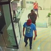 Imagem referente a Câmeras de segurança registram bandidos assaltando hotel em Cascavel