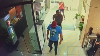 Câmeras de segurança registram bandidos assaltando hotel em Cascavel