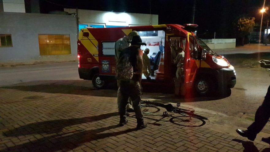 Ciclista fica ferido em acidente com ônibus na Rua Rio da Paz