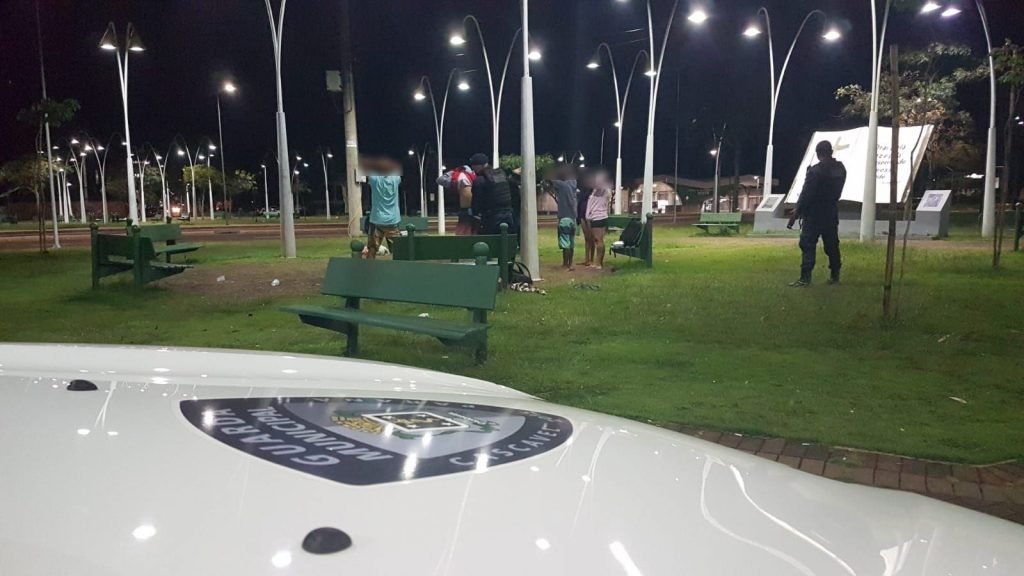 Jovens são abordados durante Operação Saturação na Praça da Bíblia