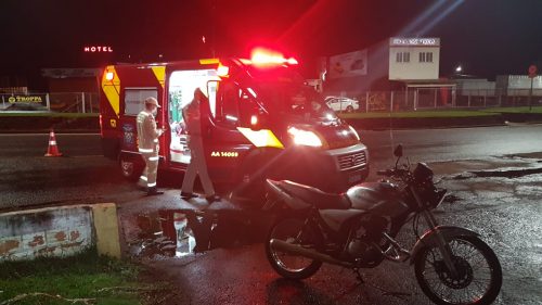 Motociclista fica ferido em acidente na Avenida Carlos Gomes