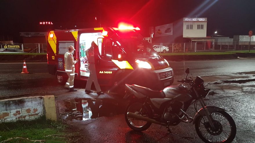 Motociclista fica ferido em acidente na Avenida Carlos Gomes